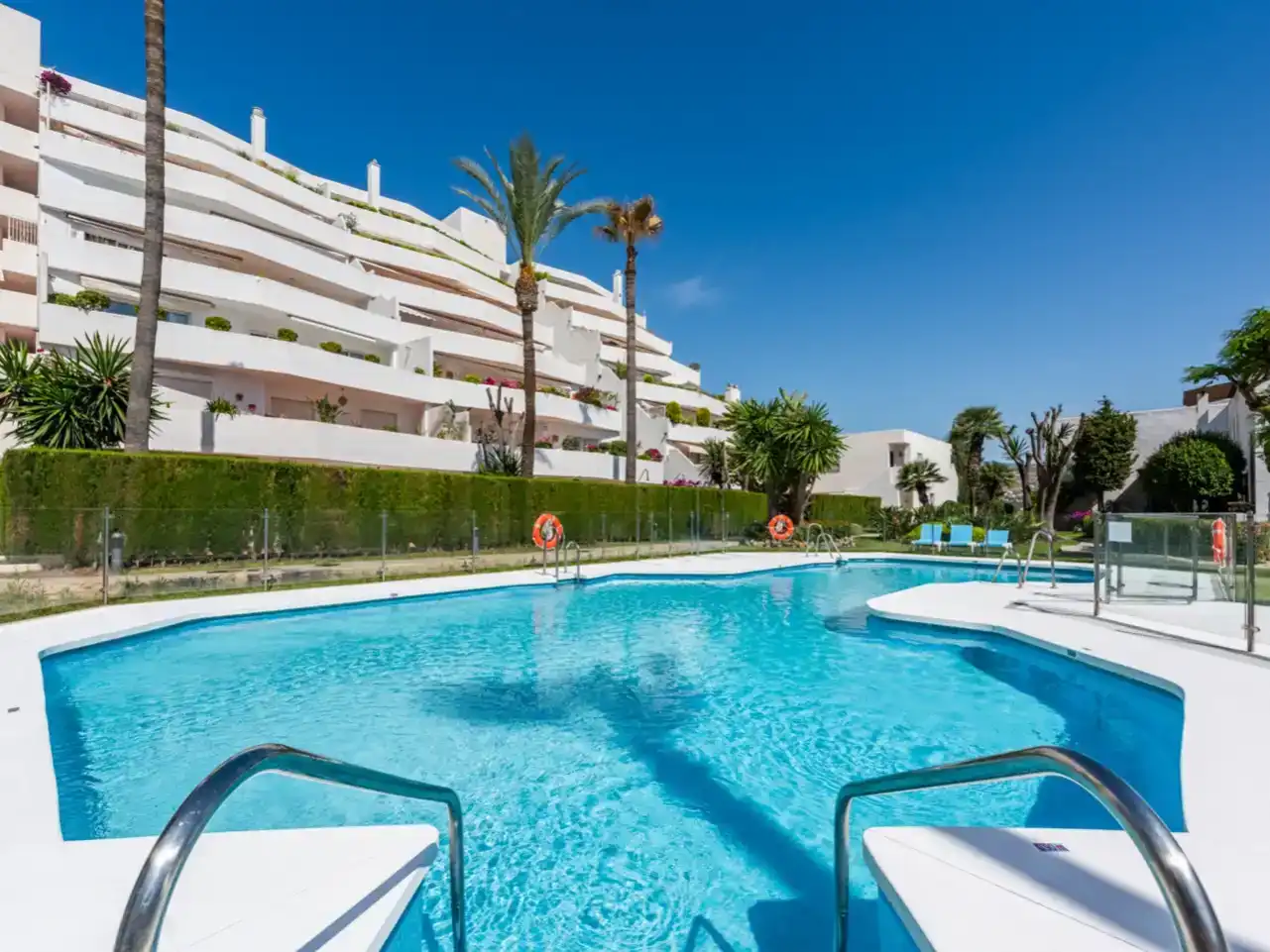 Piscina de Pis en venda en Marbella amb Aire condicionat, Piscina i Balcó