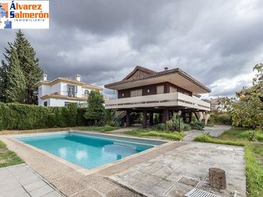Casa amb balcó en venda a Avenida HUETOR VEGA
