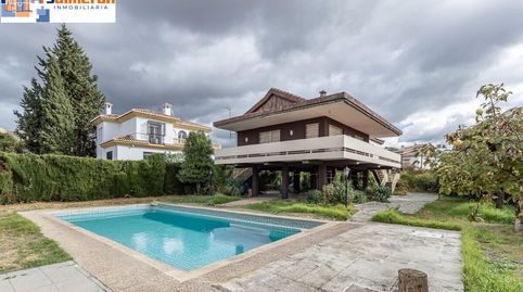 Gran casa con parcela y piscina en Cájar