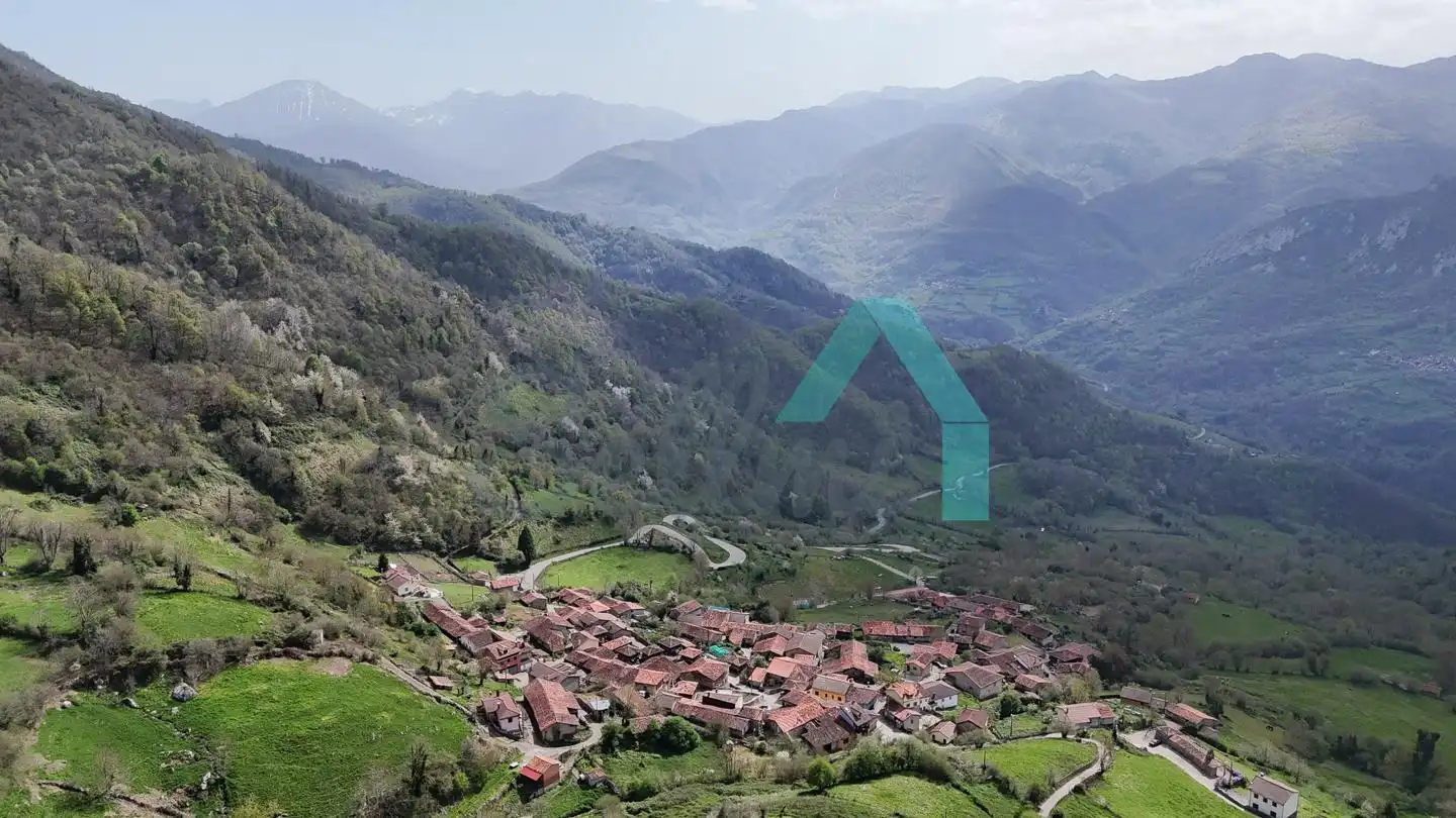 Außenansicht von Einfamilien-Reihenhaus zum Verkauf in Quirós mit Privatgarten und Terrasse
