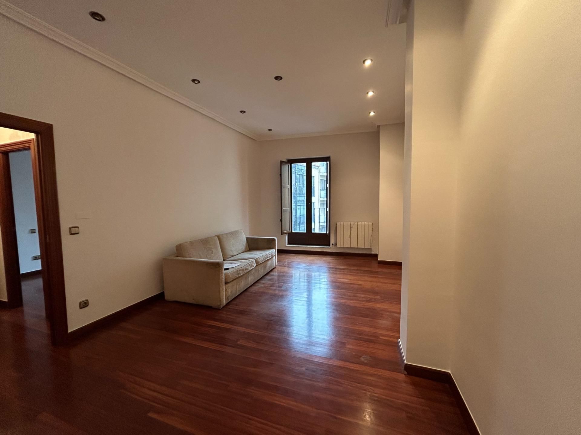 Sala d'estar de Pis en venda en Salamanca Capital amb Calefacció i Traster