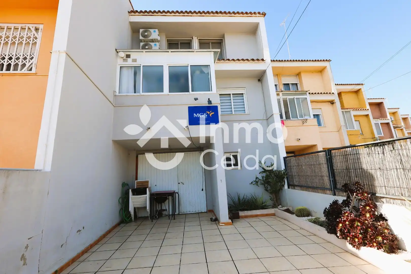 Vista exterior de Casa adosada en venta en Chiva con Aire acondicionado, Calefacción y Jardín privado