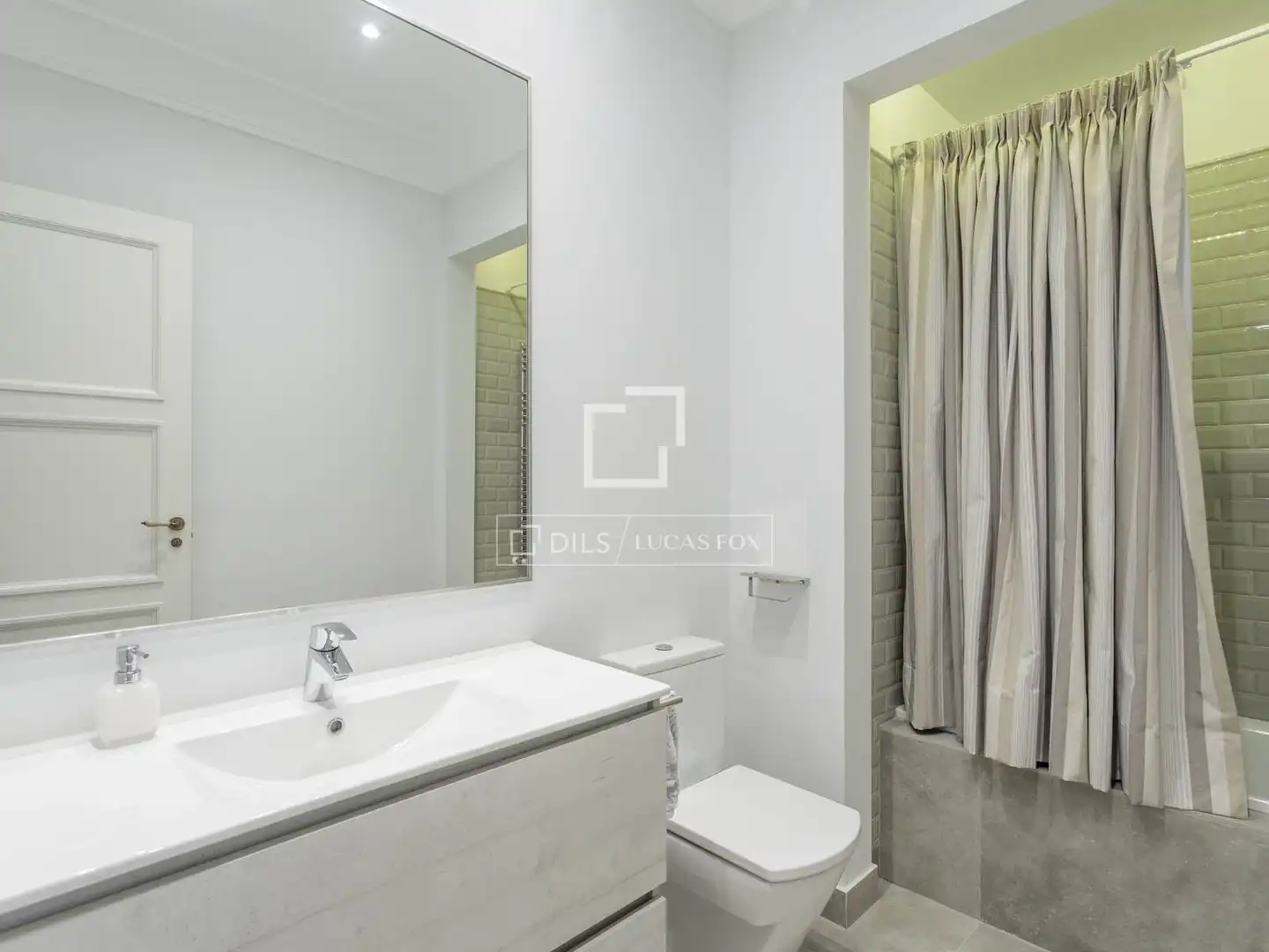 Bathroom of Attic for rent in Madrid  with Air Conditioner, Heating and Parquet flooring