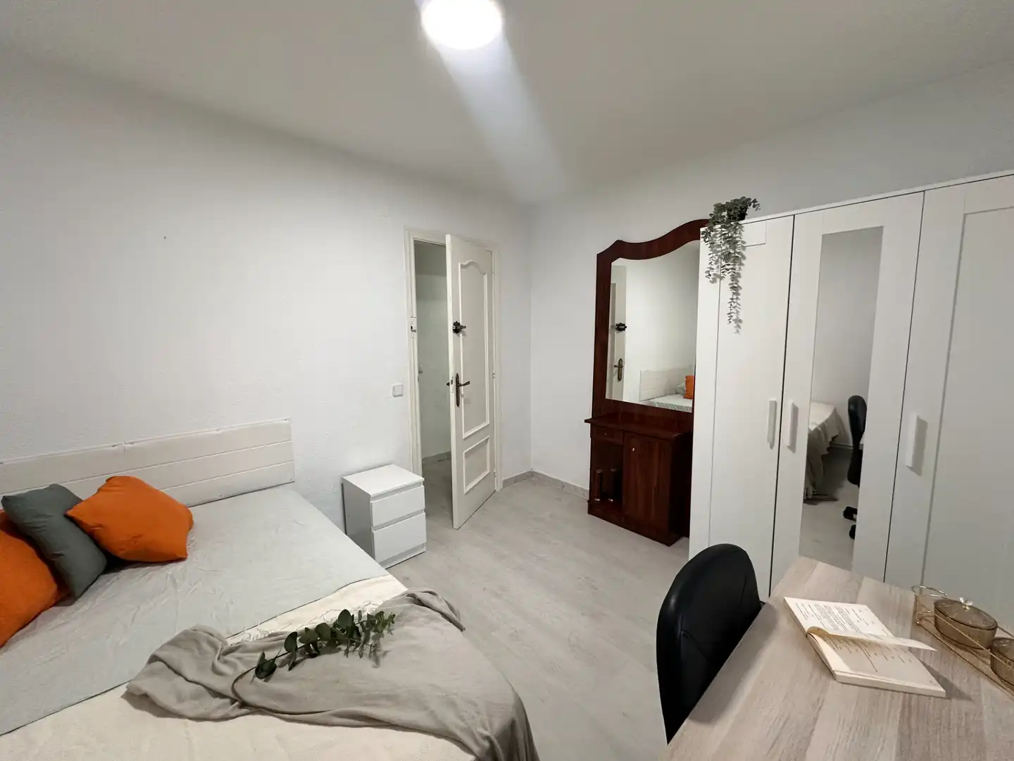 Bedroom of Flat for share in Madrid  with Heating, Furnished and Oven
