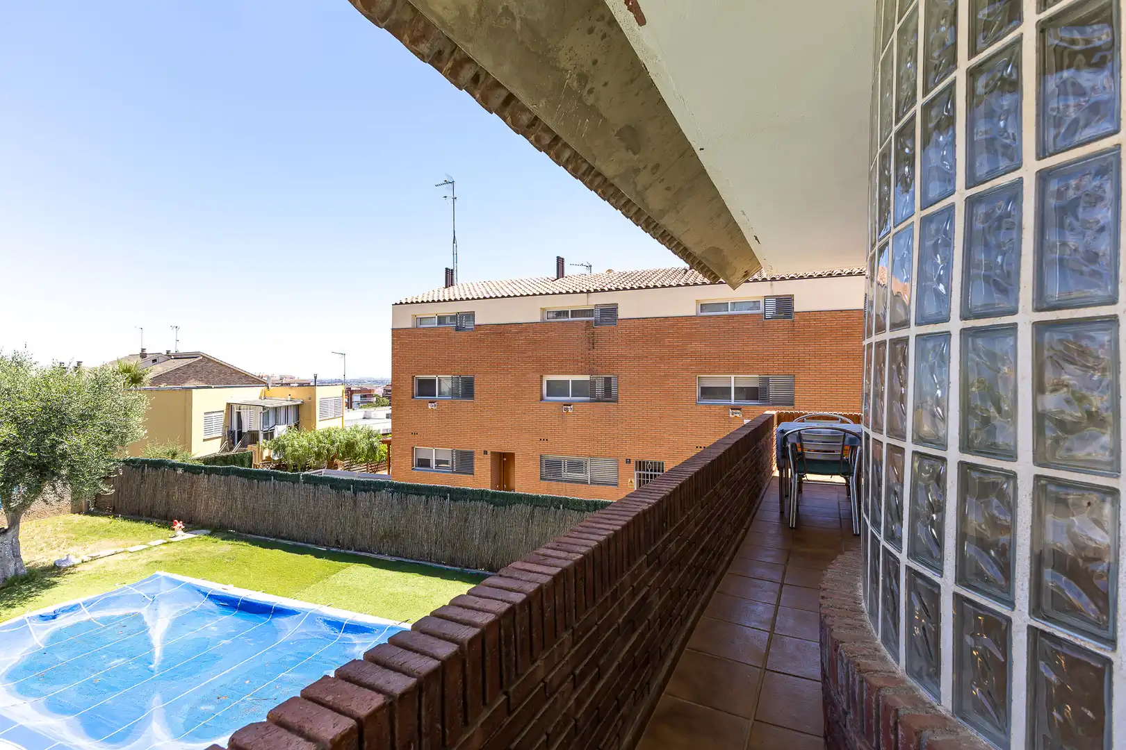 Vista exterior de Casa o xalet en venda en Viladecans amb Calefacció, Jardí privat i Terrassa