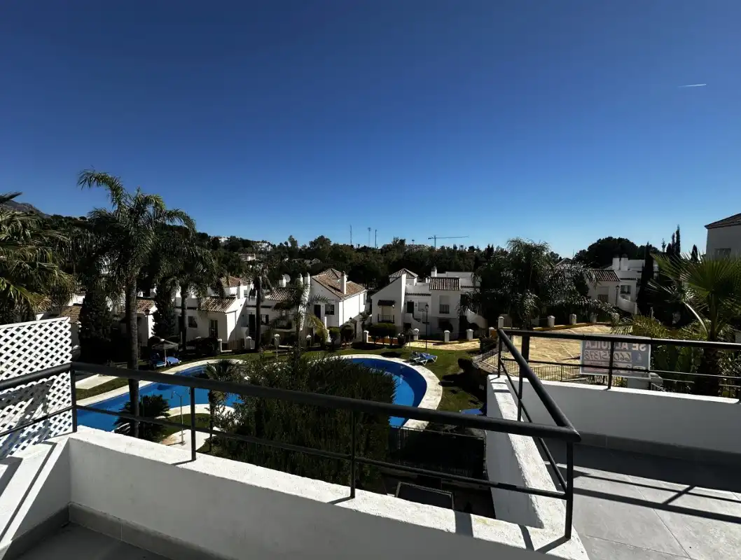 Außenansicht von Wohnungen zum Verkauf in Marbella mit Klimaanlage, Privatgarten und Terrasse