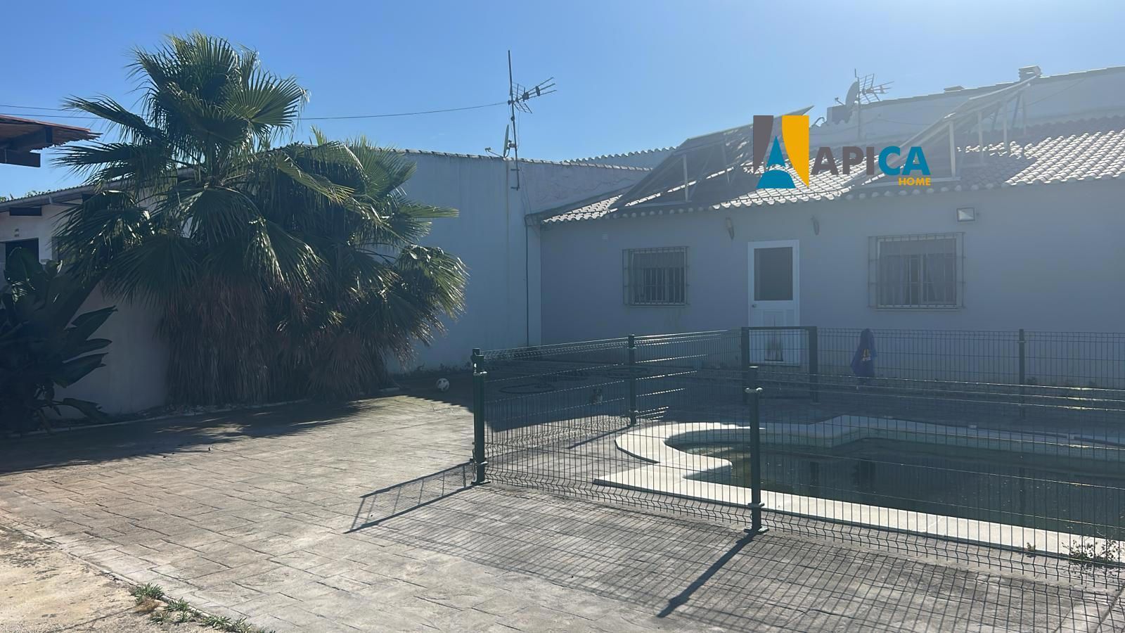 Vista exterior de Casa o xalet en venda en La Línea de la Concepción amb Piscina