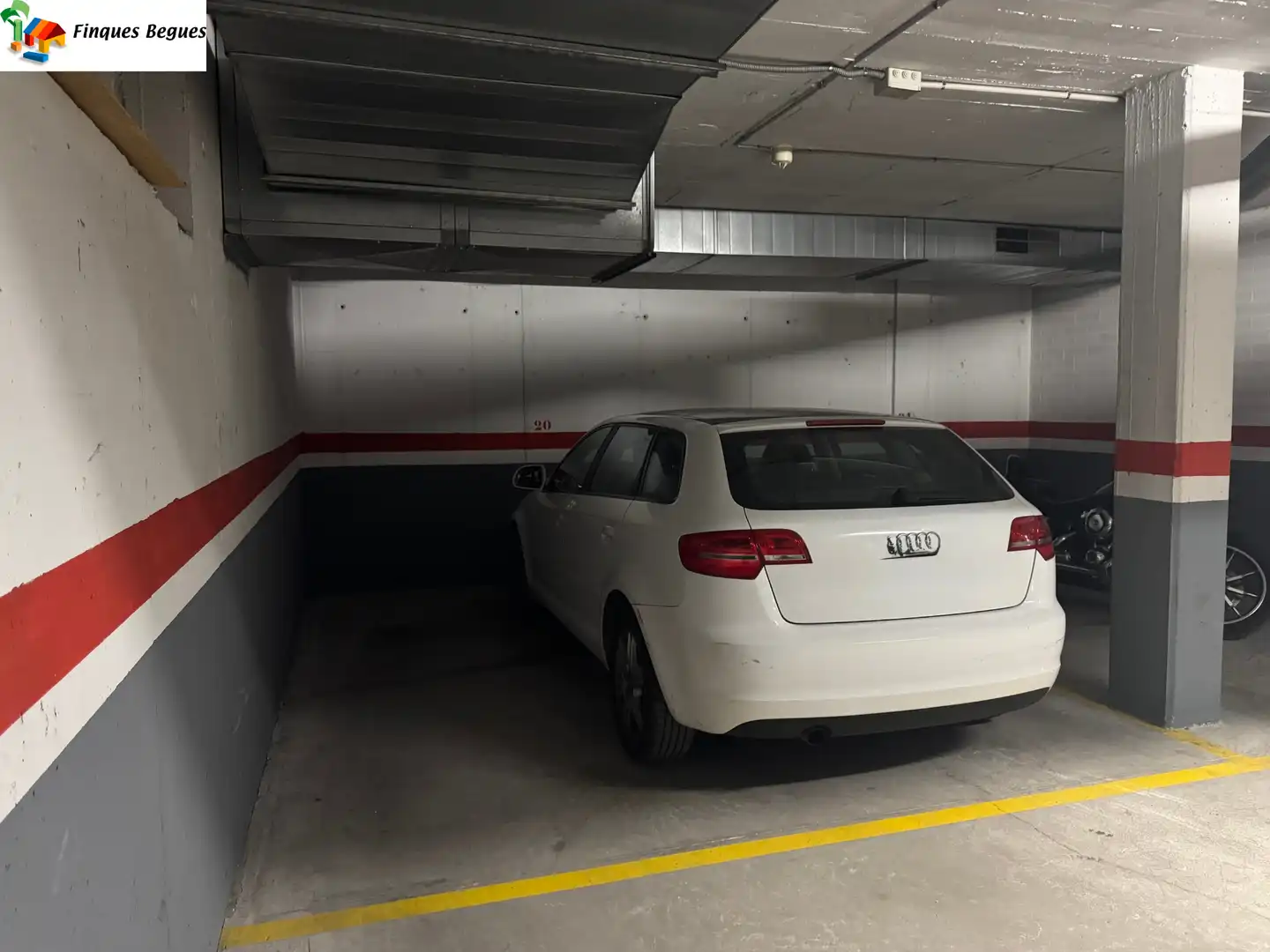Parking de Dúplex en venta en Begues con Calefacción, Parquet y Terraza