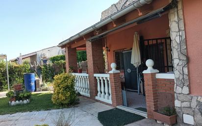 Außenansicht von Haus oder Chalet zum verkauf in Fuentes de Ebro mit Heizung, Privatgarten und Terrasse