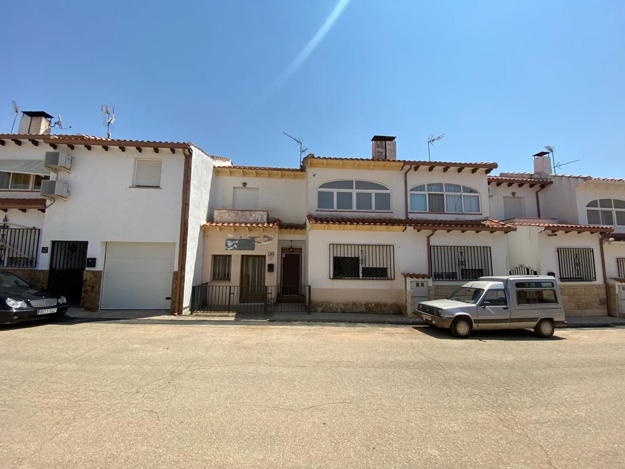 Vista exterior de Casa adosada en venda en Villamayor de Santiago amb Calefacció i Traster