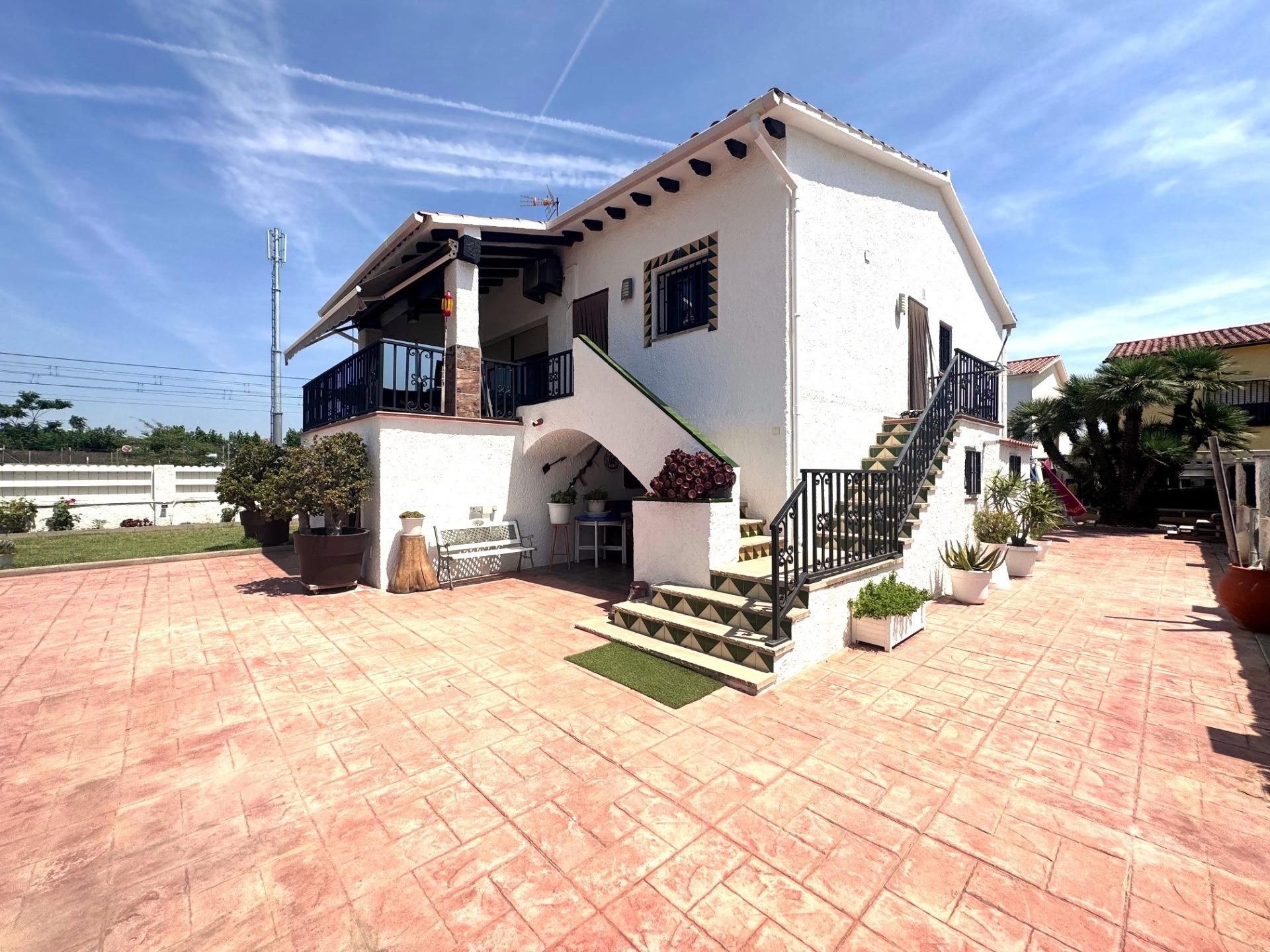 Vista exterior de Casa o xalet en venda en Creixell amb Aire condicionat, Terrassa i Traster