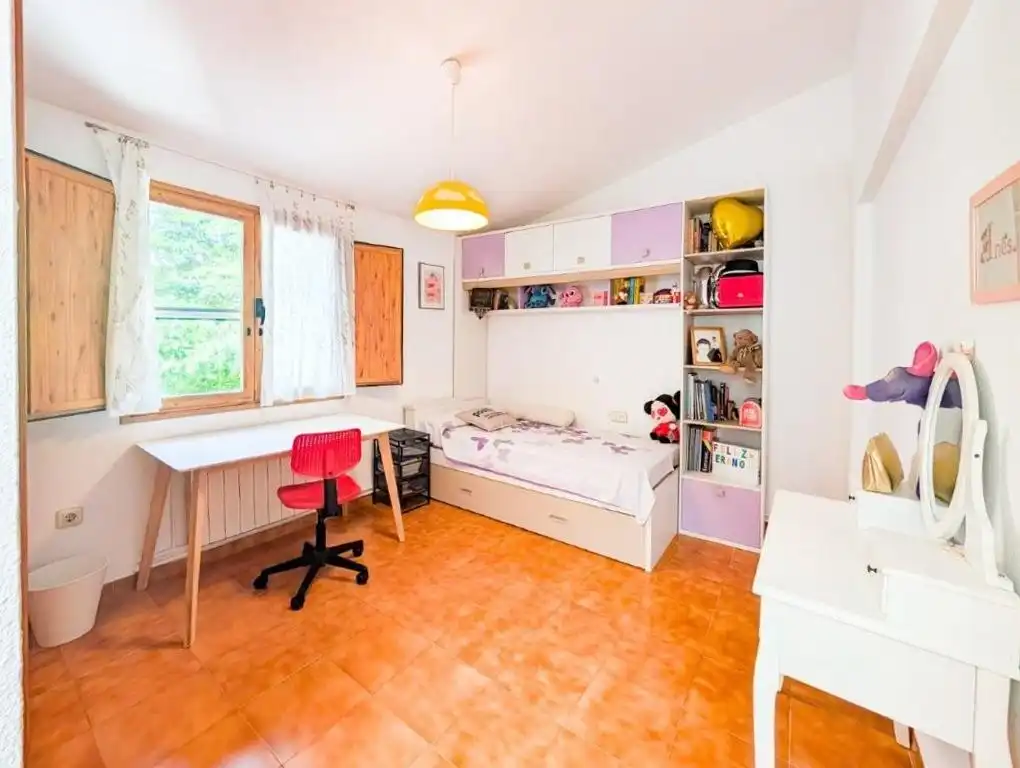 Dormitori de Casa o xalet en venda en Jun amb Calefacció i Terrassa