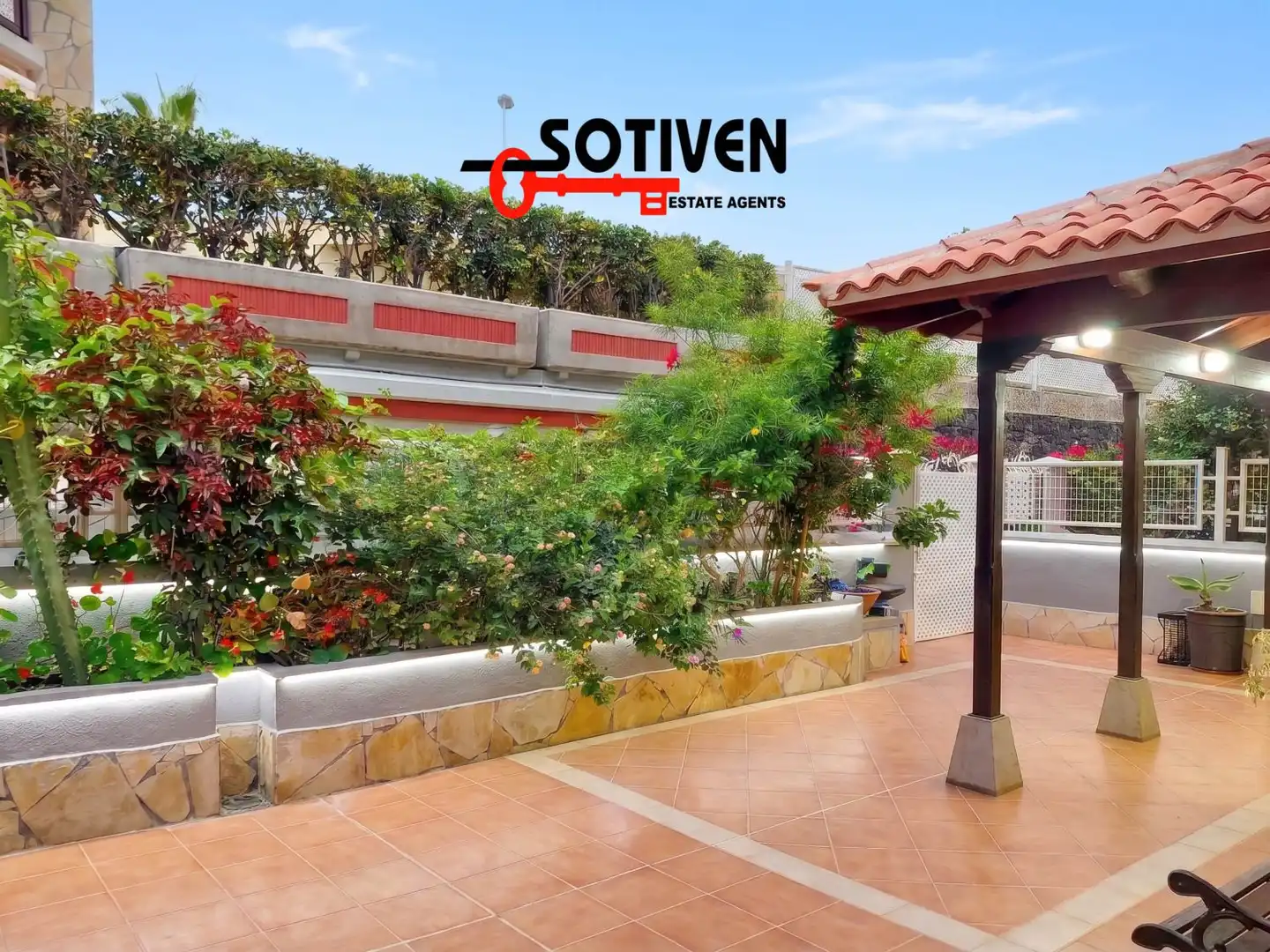 Vista exterior de Casa o xalet de lloguer en Adeje amb Terrassa, Balcó i Piscina comunitària