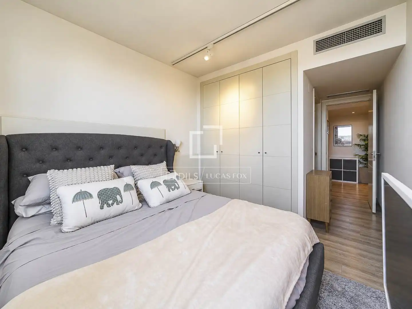 Schlafzimmer von Wohnung zum Verkauf in Barcelona mit Klimaanlage und Balkon