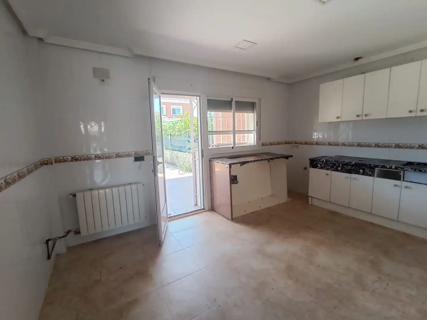 Kitchen of Houses for sale in Barcience  with Private garden
