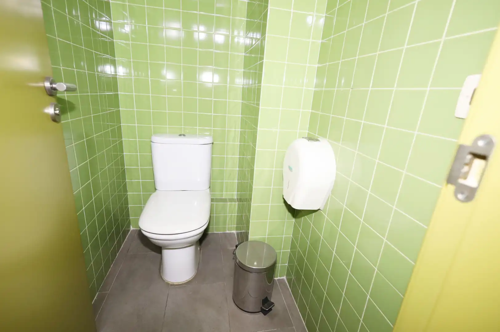 Badezimmer von Geschaftsraum zur Miete in Madrid mit Klimaanlage, Heizung und Möbliert