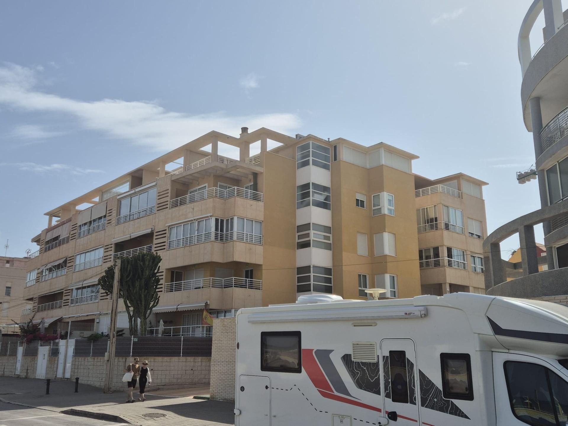 Vista exterior de Àtic en venda en El Campello amb Aire condicionat, Jardí privat i Terrassa