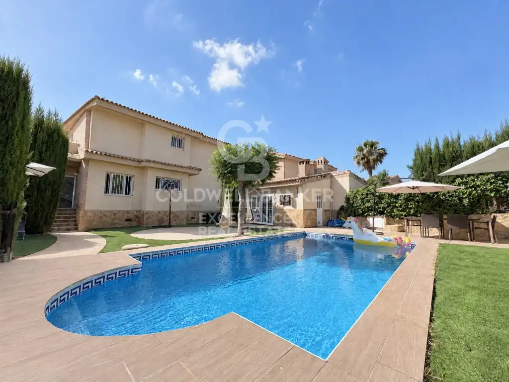 Exterior view of Houses for sale in Chiva  with Air Conditioner, Heating and Private garden