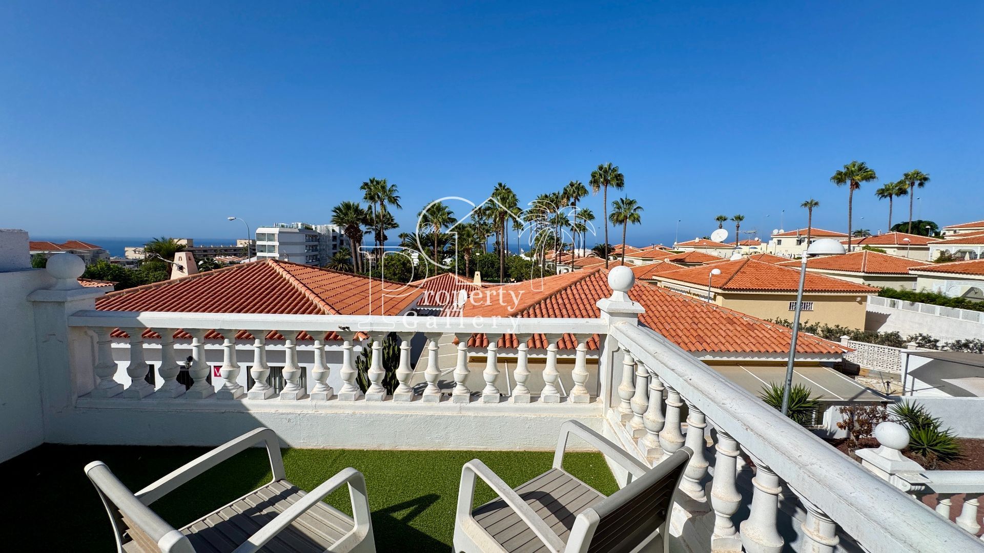 Vista exterior de Casa o xalet en venda en Adeje amb Aire condicionat, Jardí privat i Piscina