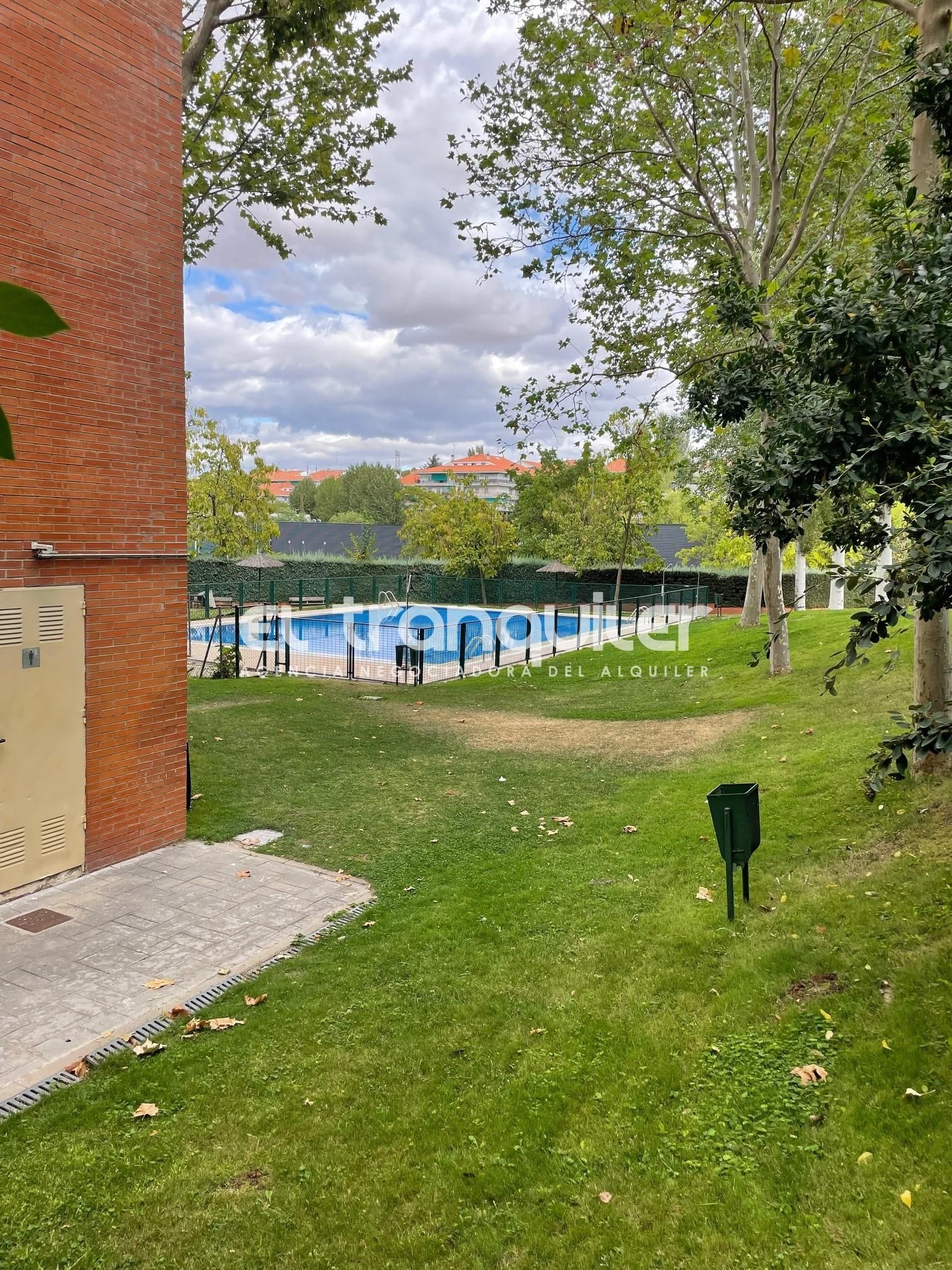 Vista exterior de Pis de lloguer en Móstoles amb Parquet, Piscina i Moblat
