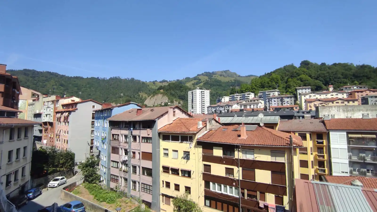 Vista exterior de Pis en venda en Eibar amb Calefacció, Parquet i Moblat