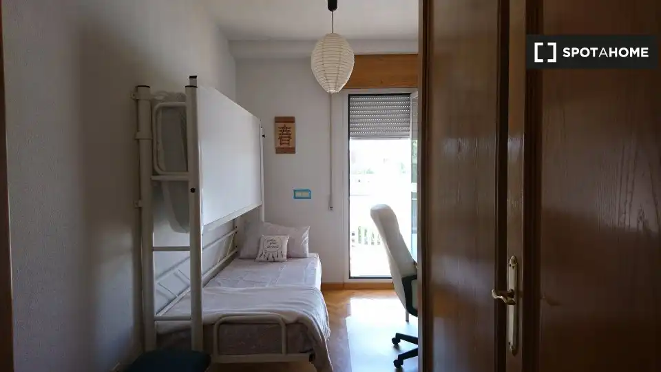 Bedroom of Flat for share in Alcalá de Henares  with Air Conditioner, Heating and Furnished