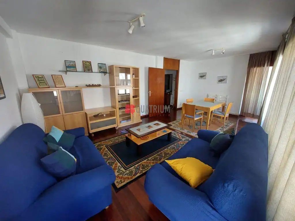 Sala d'estar de Pis de lloguer en Santiago de Compostela  amb Calefacció, Parquet i Moblat