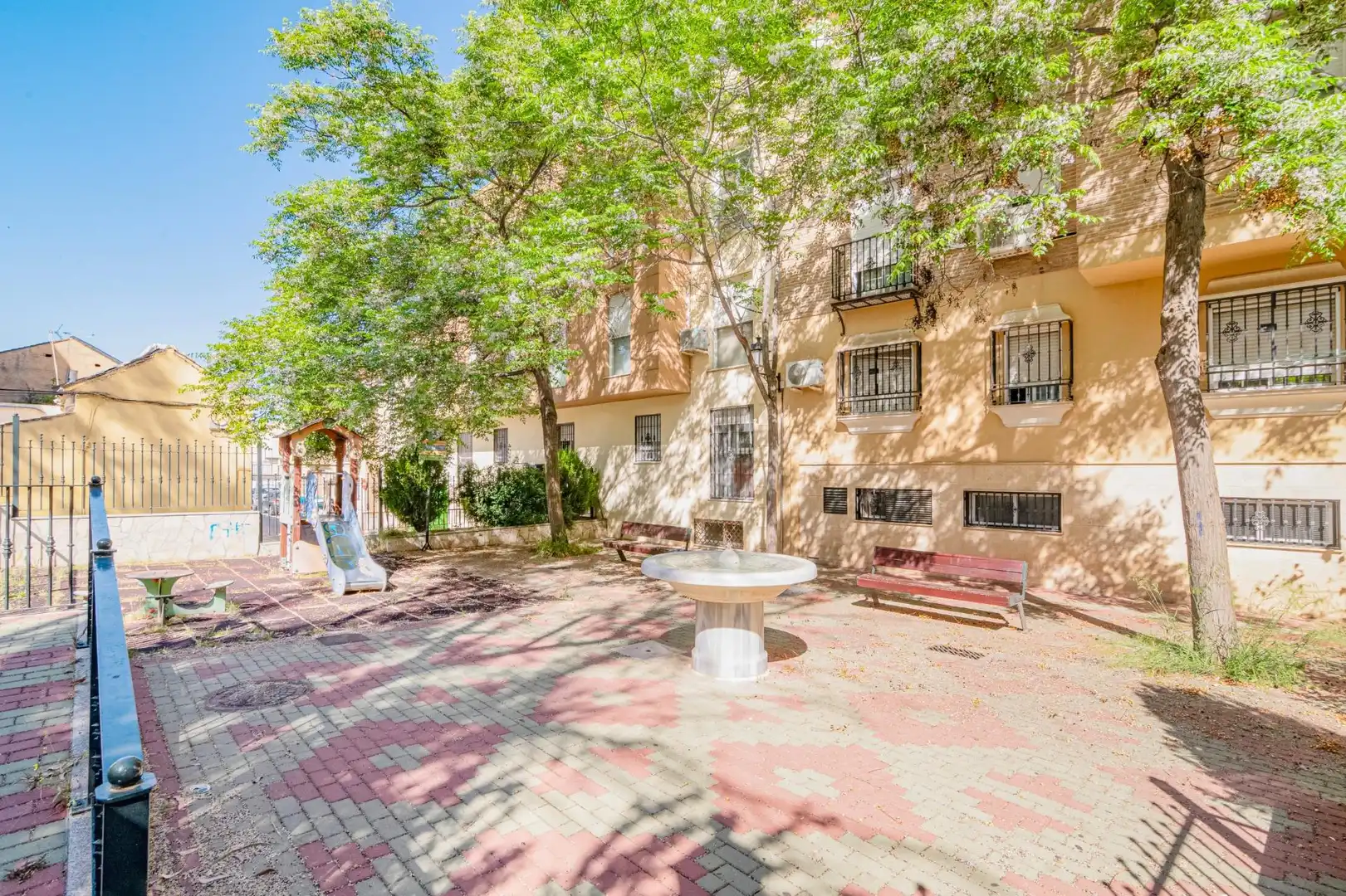 Vista exterior de Pis en venda en La Zubia amb Aire condicionat, Moblat i Balcó