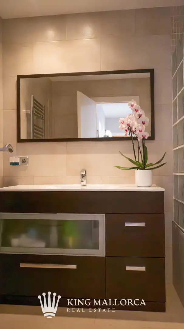 Badezimmer von Einfamilien-Reihenhaus zum Verkauf in Calvià mit Klimaanlage, Heizung und Privatgarten