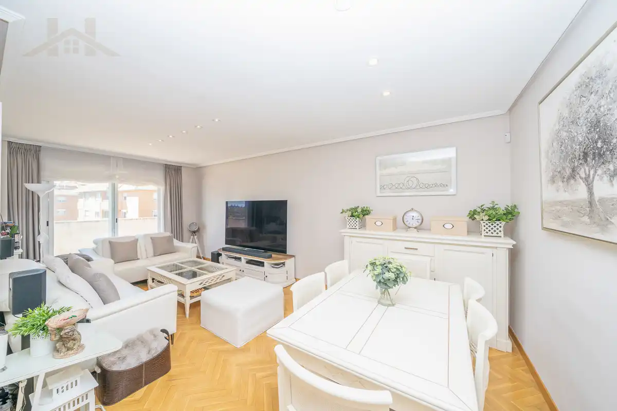 Living room of Flat for sale in Boadilla del Monte  with Air Conditioner, Heating and Storage room