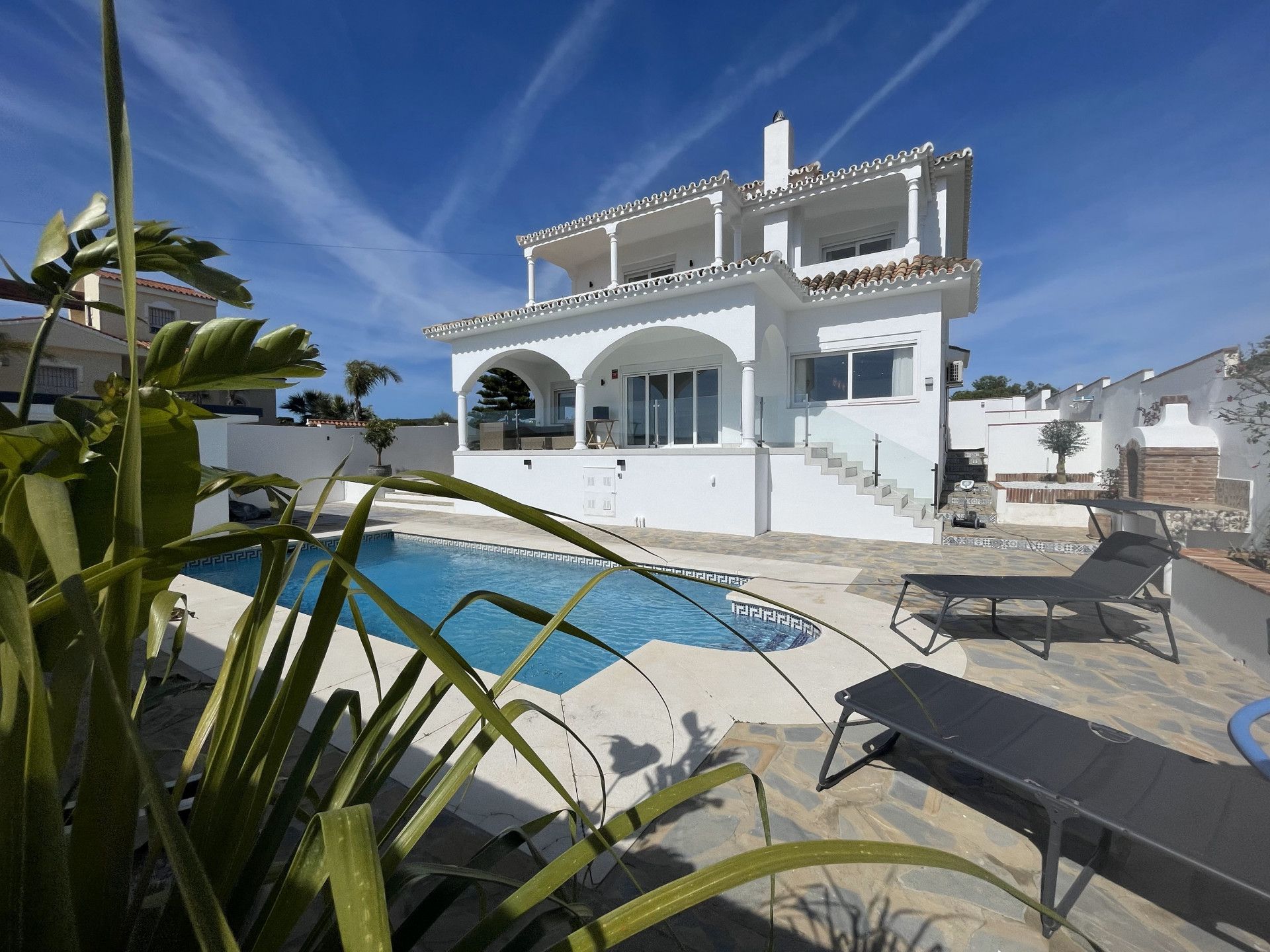 Vista exterior de Casa o xalet en venda en Manilva amb Aire condicionat, Jardí privat i Terrassa