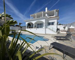 Vista exterior de Casa o xalet en venda en Manilva amb Aire condicionat, Jardí privat i Terrassa