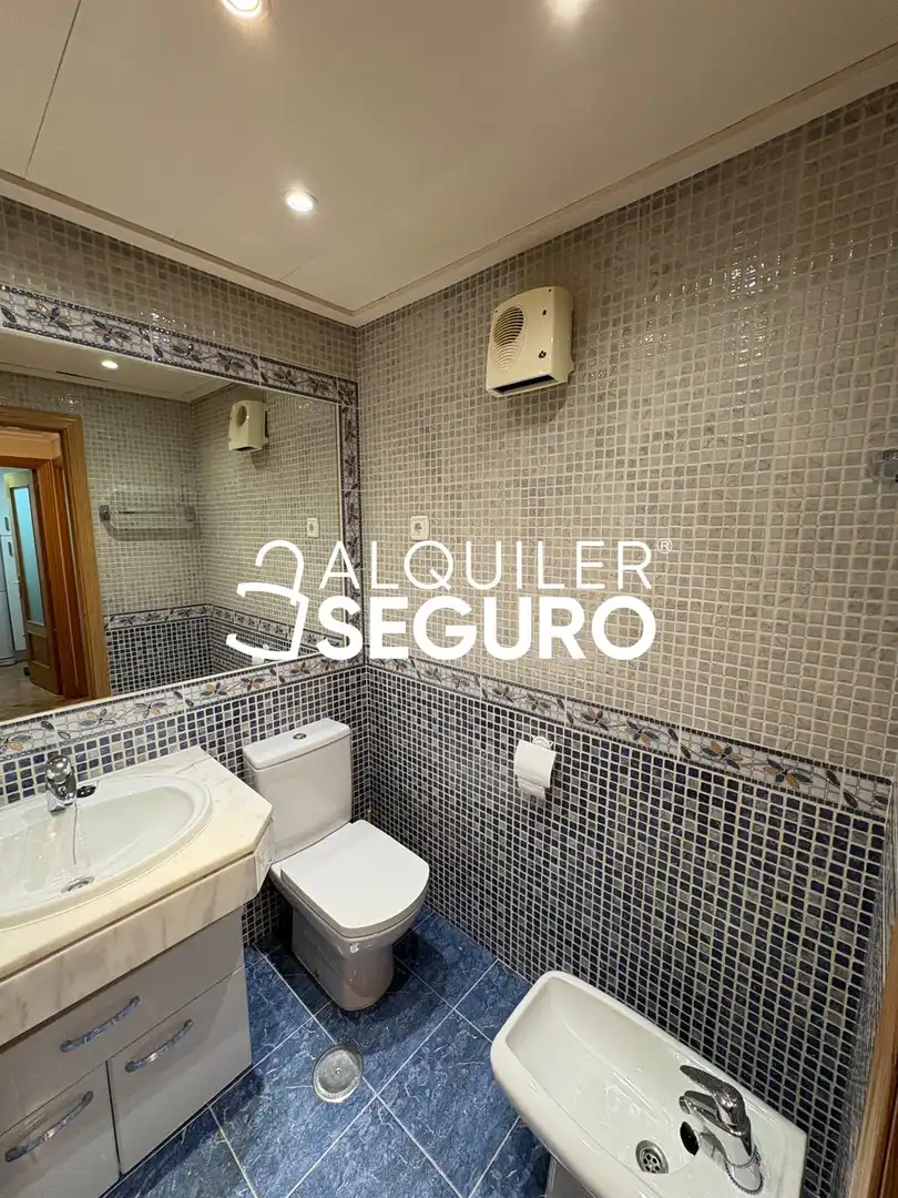 Baño de Piso de alquiler en Madrid con Aire acondicionado, Calefacción y Trastero