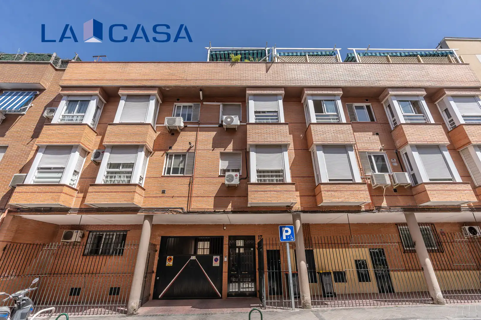 Vista exterior de Piso en venta en Madrid con Calefacción y Balcón