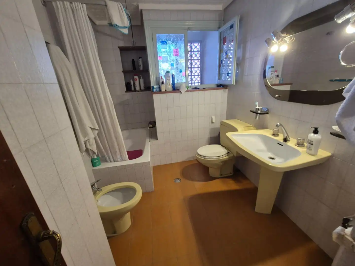 Bany de Casa o xalet en venda en Elda amb Jardí privat, Terrassa i Traster