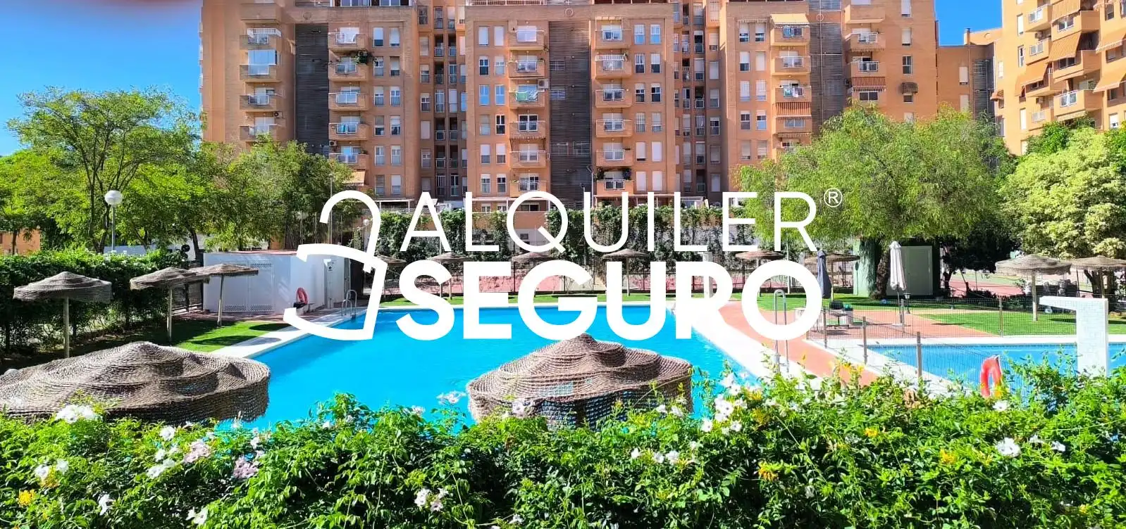 Vista exterior de Pis de lloguer en Sevilla amb Aire condicionat, Terrassa i Piscina