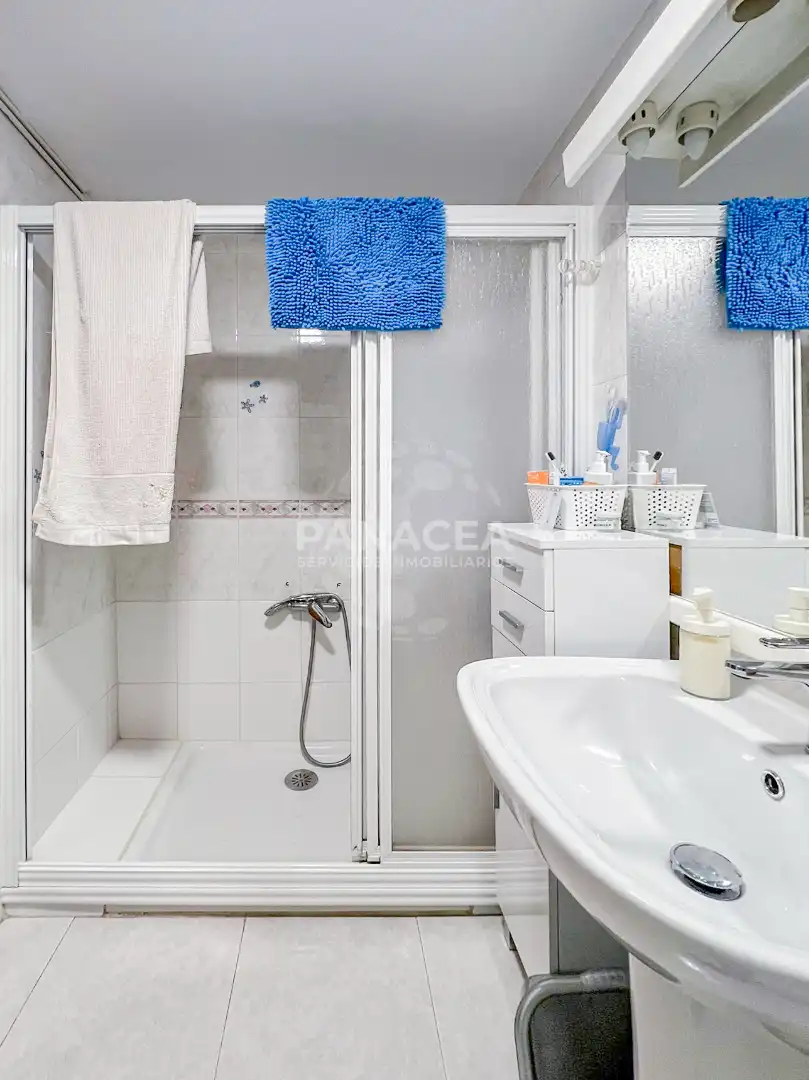 Bathroom of Flat for sale in Granada  with Terrace, Furnished and Oven