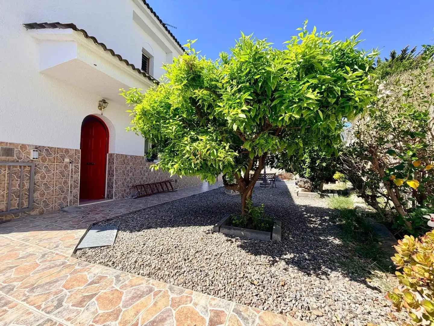 Vista exterior de Casa o xalet en venda en Cunit amb Calefacció, Jardí privat i Terrassa