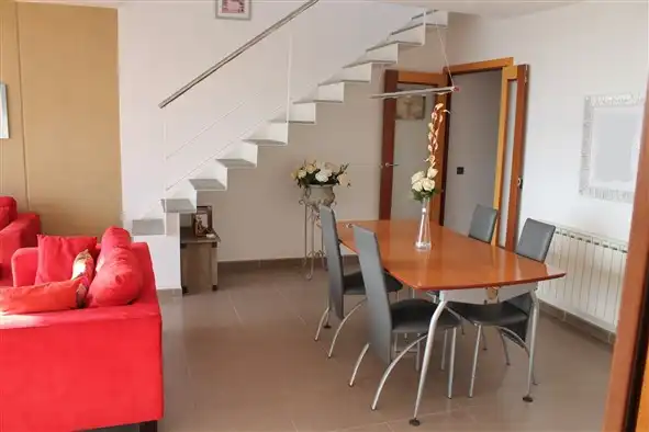 Esszimmer von Dachboden zur Miete in Cambrils mit Klimaanlage, Terrasse und Möbliert
