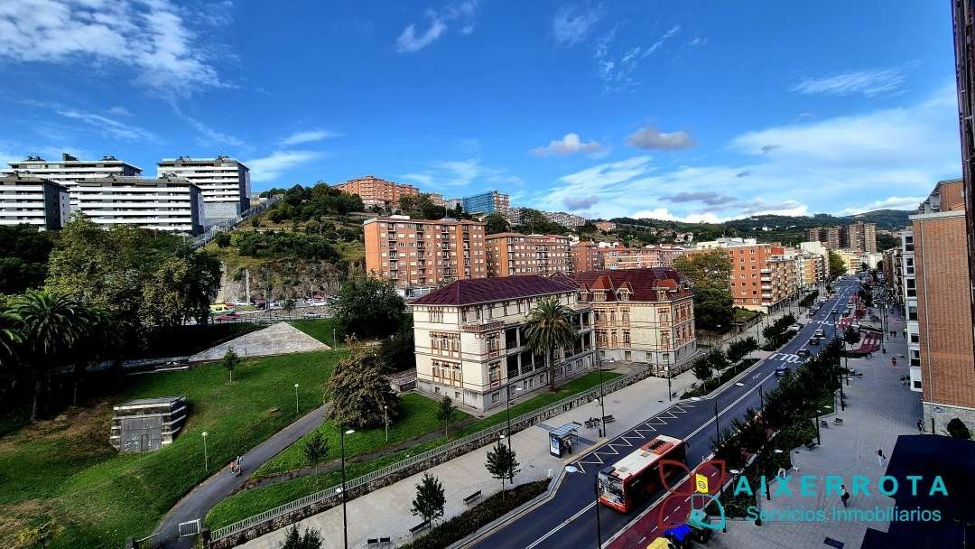 Vista exterior de Pis en venda en Bilbao  amb Calefacció i Terrassa
