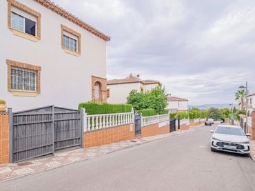 Casa aparellada en venda a La Zubia Ciudad