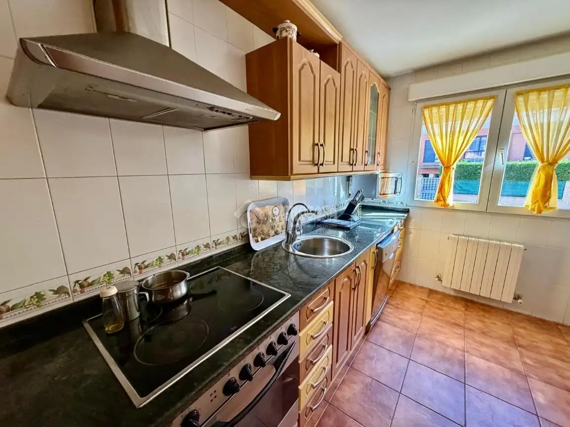 Cocina de Casa adosada en venta en Fuensaldaña con Aire acondicionado y Alarma
