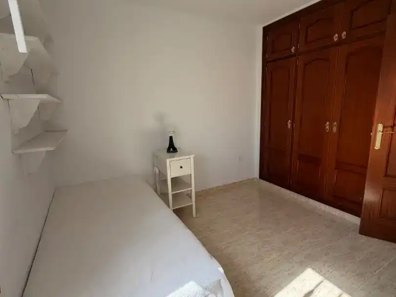 Dormitori de Dúplex per a compartir en Almería amb Aire condicionat, Moblat i Balcó