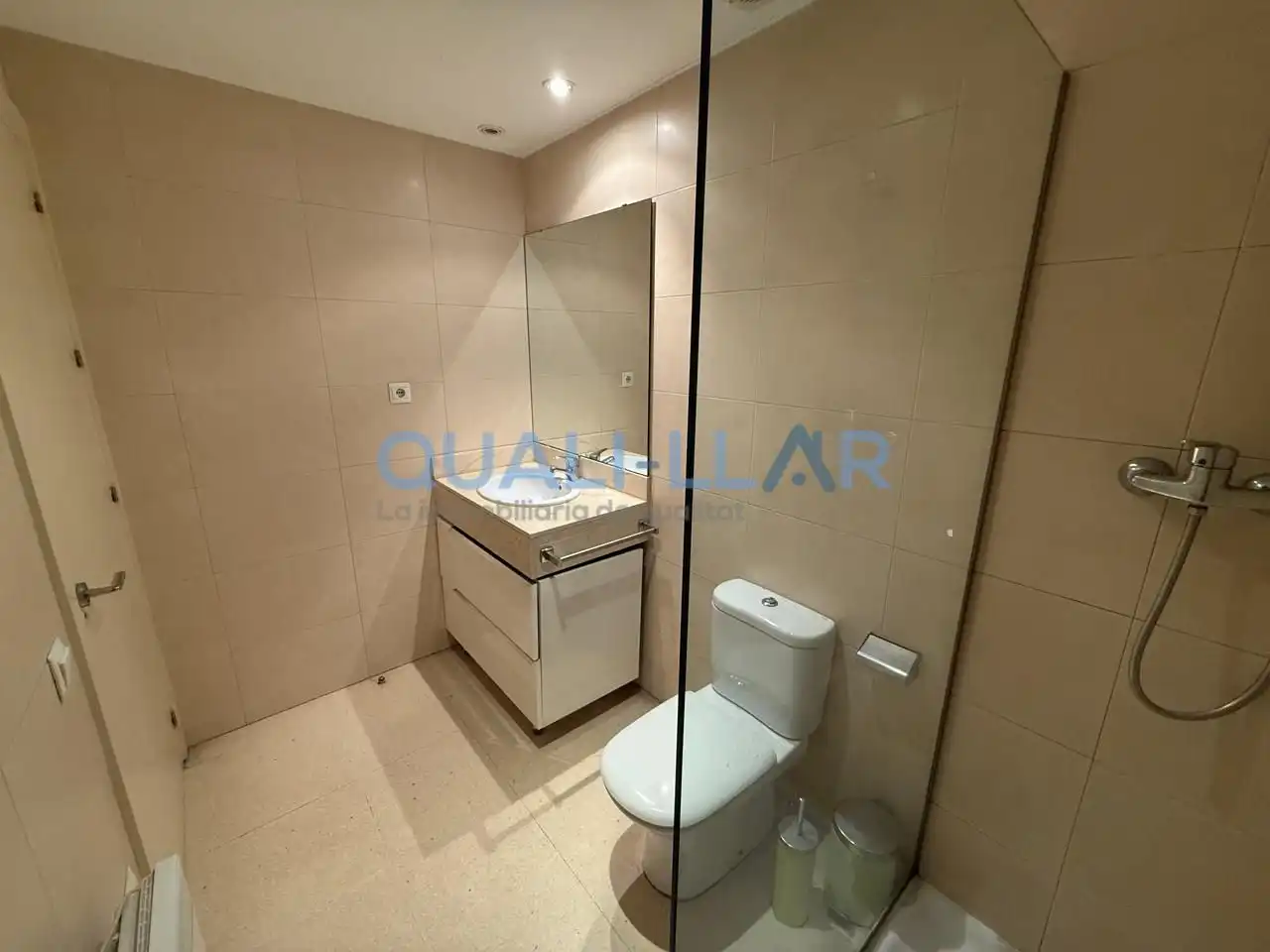 Baño de Apartamento en venta en Vilanova i la Geltrú con Calefacción, Trastero y Balcón