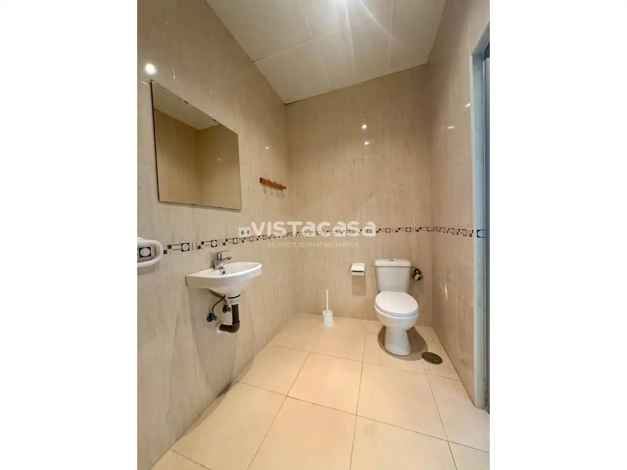 Bathroom of Commercial properties for rent in El Viso del Alcor