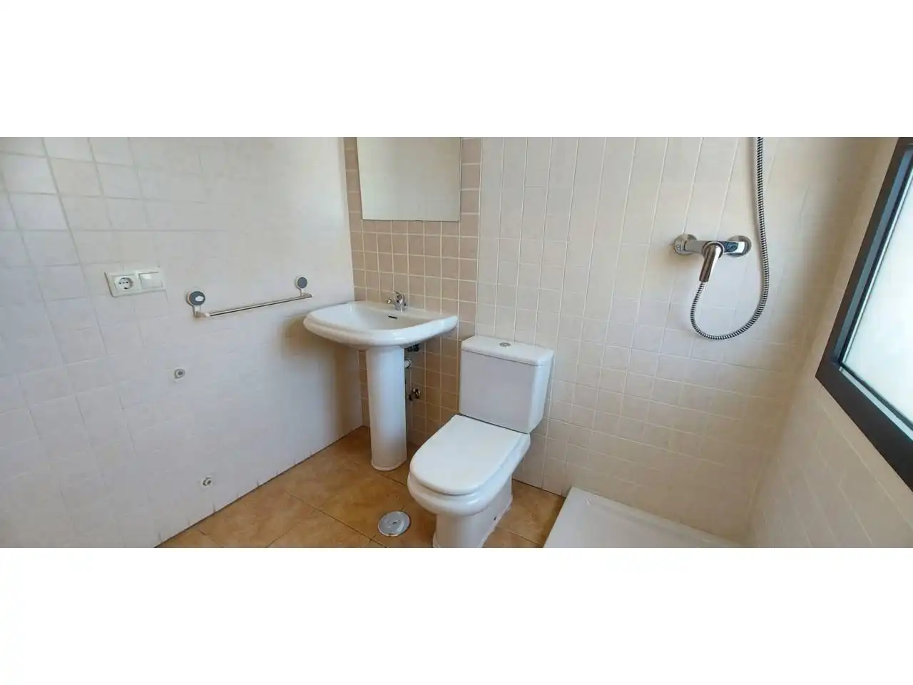 Baño de Casa adosada de alquiler en Aljaraque con Terraza y Amueblado