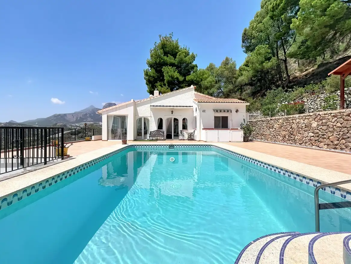 Vista exterior de Casa o xalet en venda en Callosa d'en Sarrià amb Aire condicionat, Jardí privat i Terrassa
