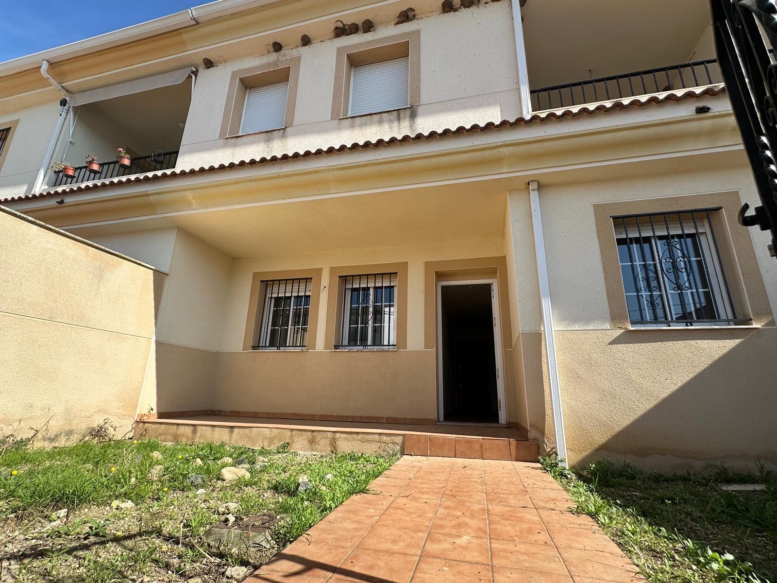 Vista exterior de Casa adosada en venda en Lobón amb Terrassa i Balcó