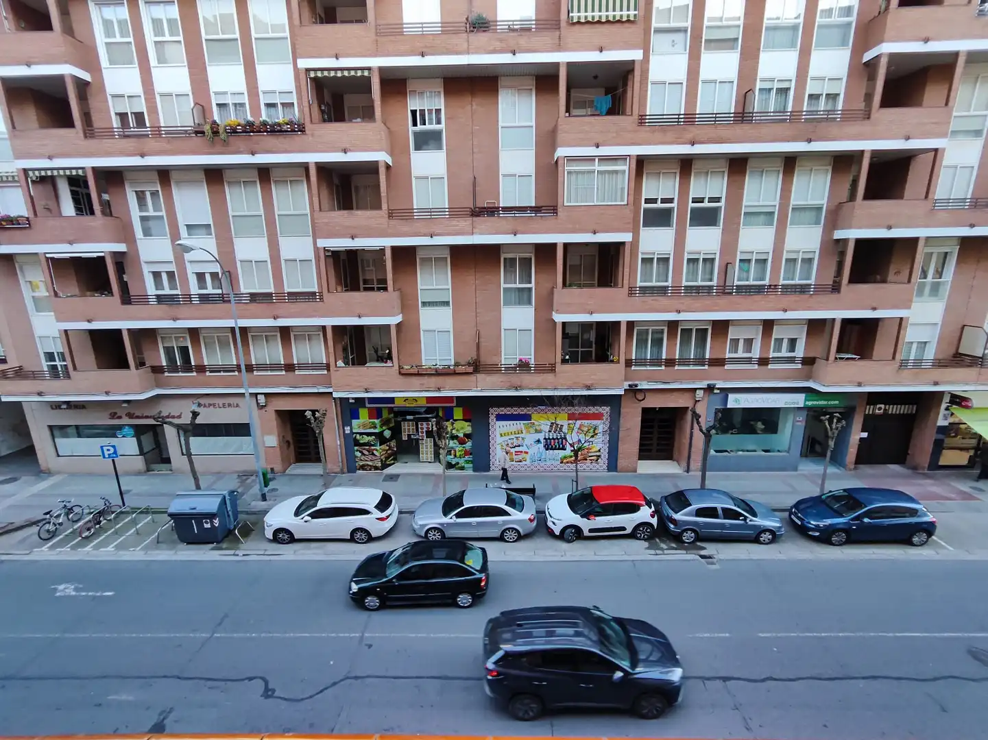 Vista exterior de Pis en venda en  Logroño amb Calefacció, Parquet i Balcó