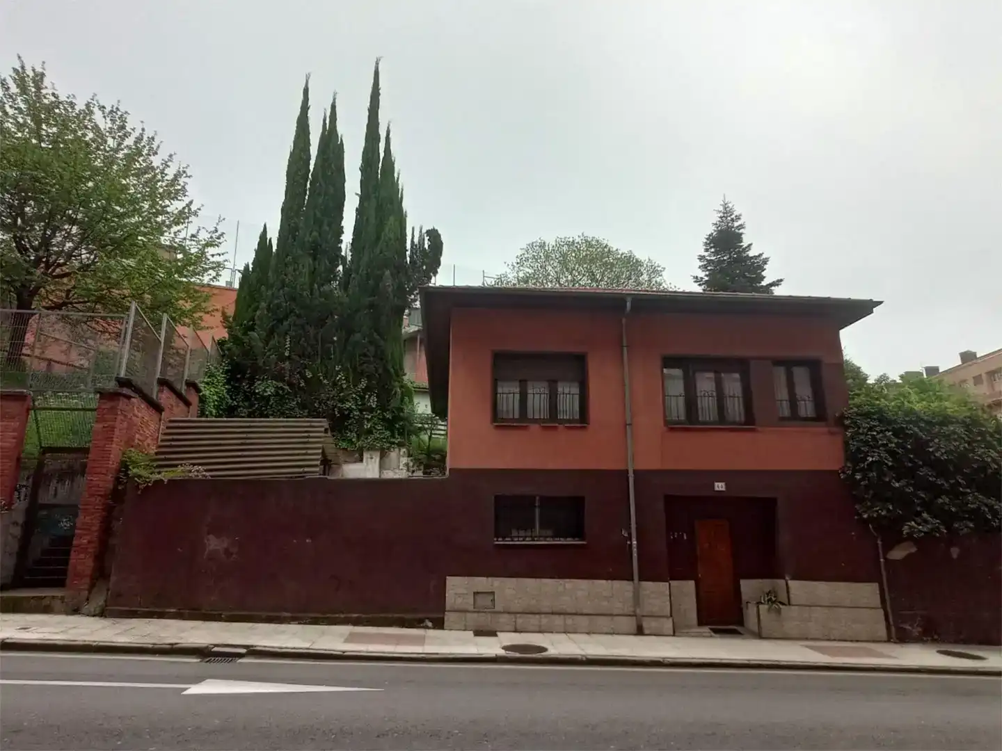 Vista exterior de Casa o xalet en venda en Oviedo  amb Balcó
